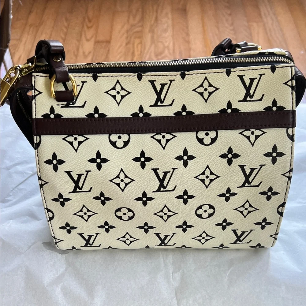 Louis Vuitton Limited Edition Cream and Brown Monogram Crossbody Bag - Picture 4 of 13